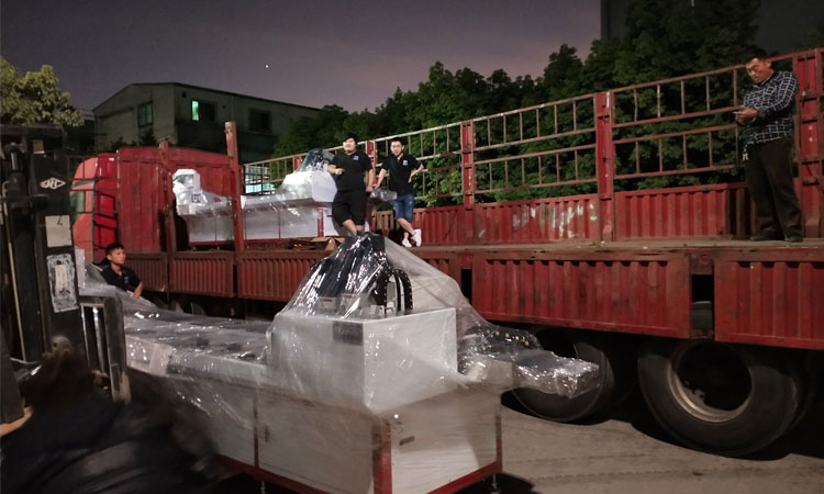 兩臺(tái)熱熔鉆攻機(jī)在裝車(chē)